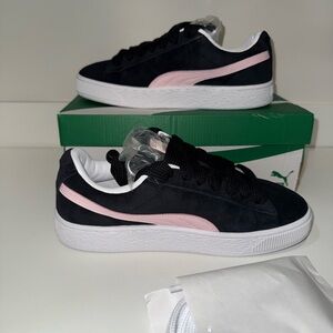9 W PUMA Suede Classic Sneakers in Black and Pink with extra laces from factory!
